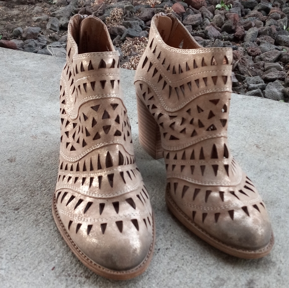 8 SÖFFT WESTWOOD 2 Metallic Gold Tan Lazer Cut Leather 2¾" Stacked Heel Booties - Picture 8 of 13